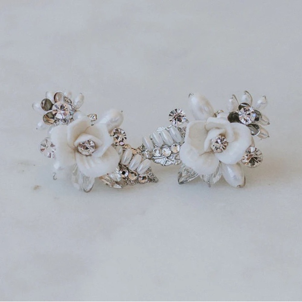 Untamed petals, Willow bridal earrings. Gold.